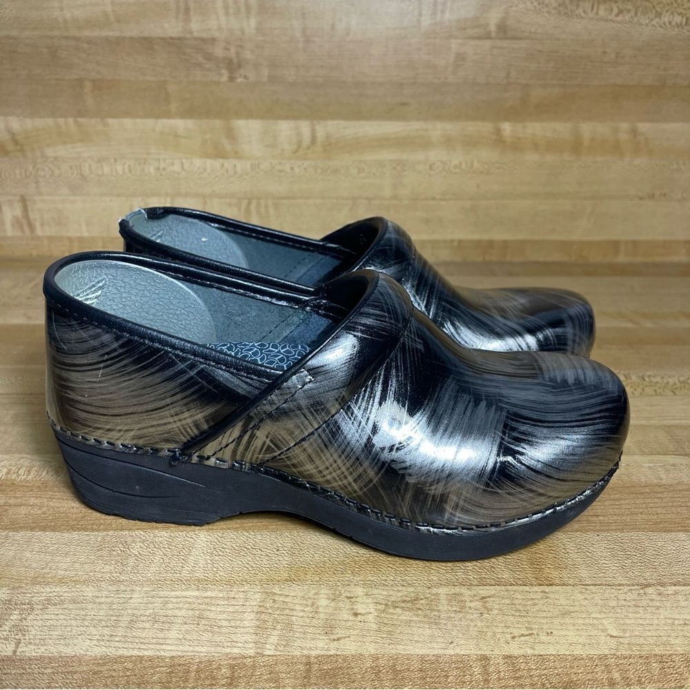 Dansko XP 2.0 Pewter Brush Marbled Patent Clog Women's Size 38 Silver Black